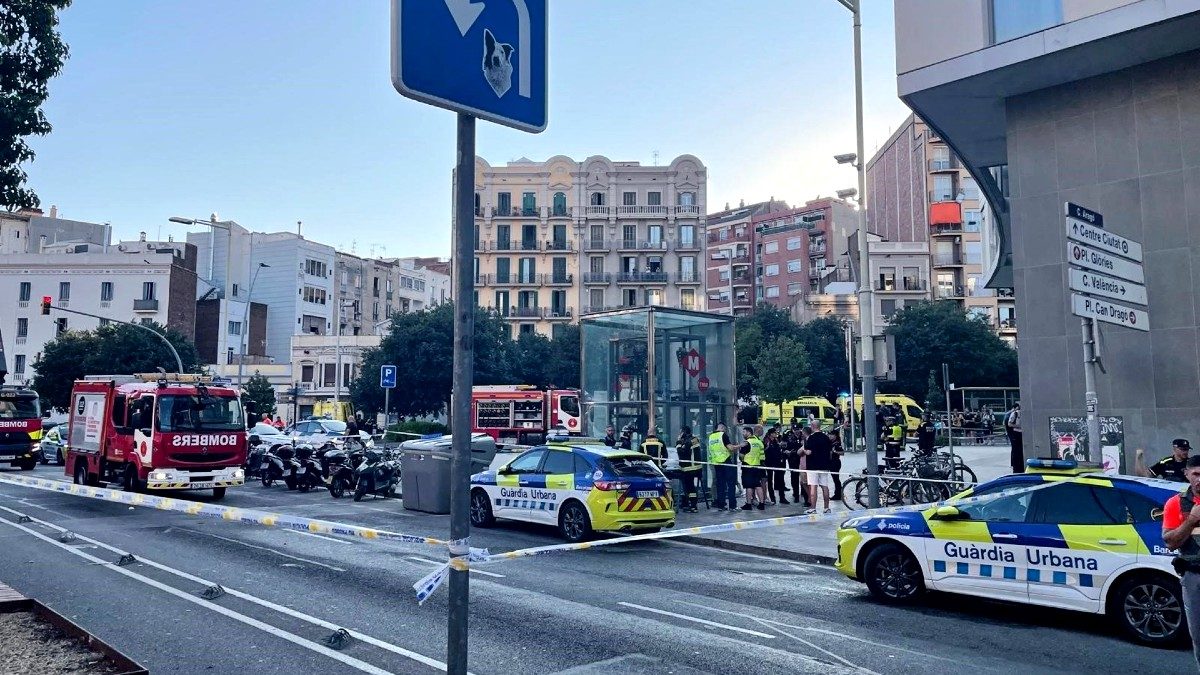 Humo y bomberos en una estación del Metro de Barcelona tras incendio en la catenaria de la L1