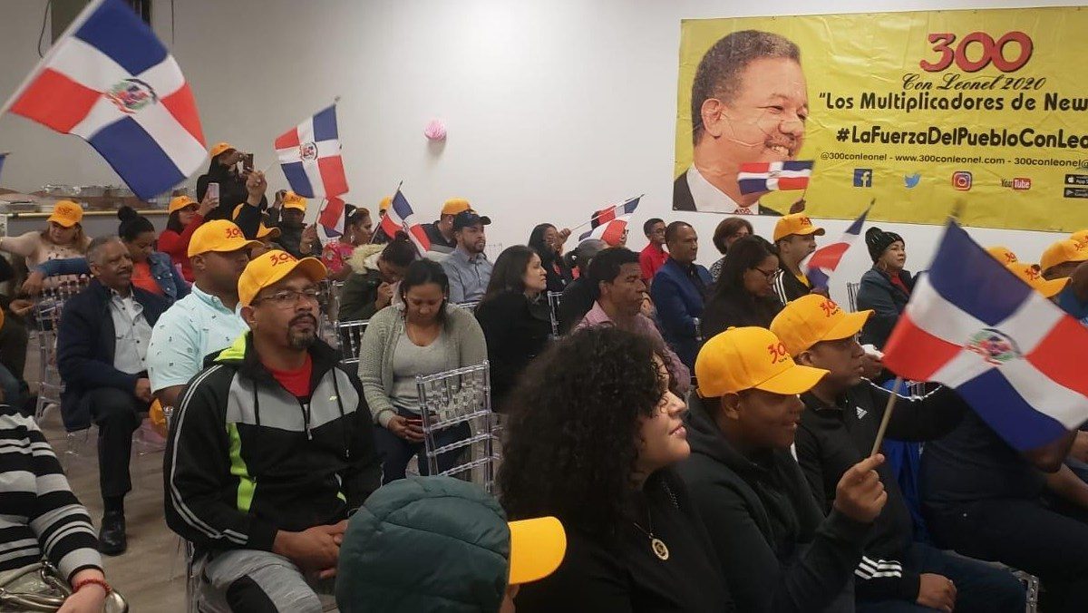 Simpatizantes dominicanos del movimiento 300 con Leonel en un acto de organización comunitaria en Nueva York