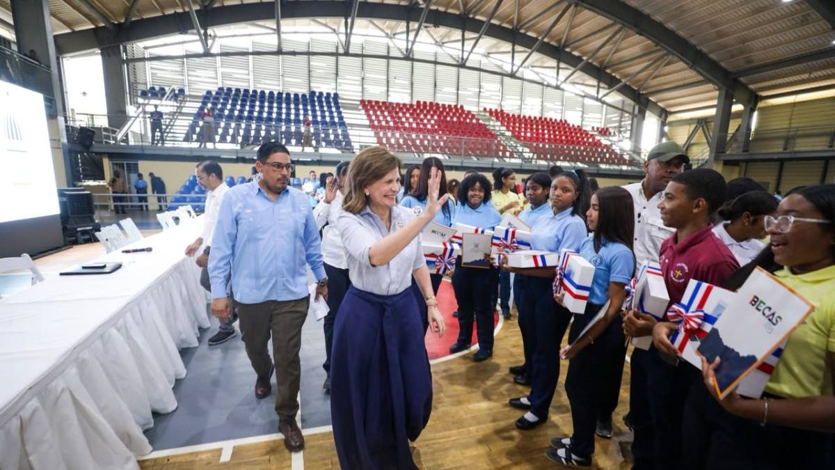 Vicepresidenta Raquel Peña dialoga con estudiantes de El Seibo durante entrega de becas del ITLA y computadoras