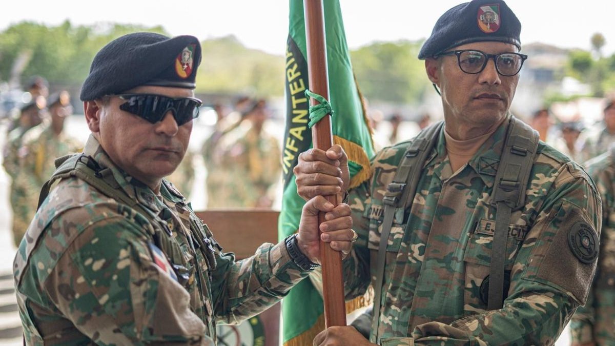 Coronel Marcos Bonilla Gómez recibe el banderín de la 4ta. Brigada de Infantería en ceremonia de cambio de mando en Mao, Valverde
