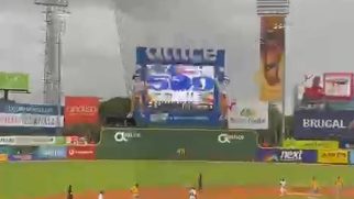 Emilio Bonifacio celebra triple histórico en el Estadio Quisqueya Juan Marichal frente a las Águilas Cibaeñas