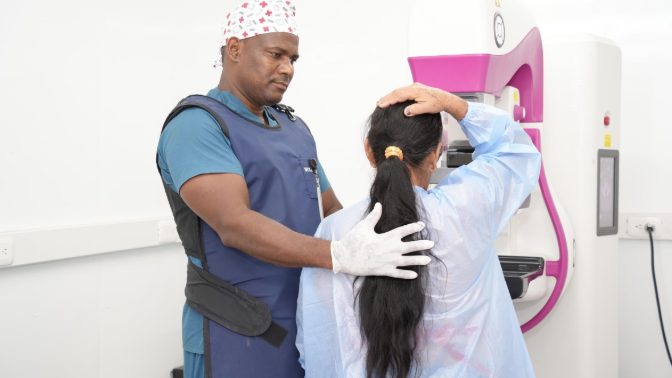 Técnica realizando una mamografía a una paciente en un hospital público de República Dominicana