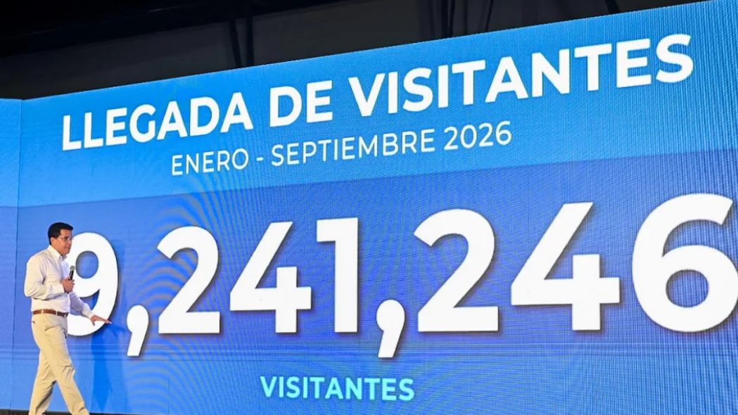 Ministro de Turismo David Collado presentando cifras de visitantes a República Dominicana en 2026