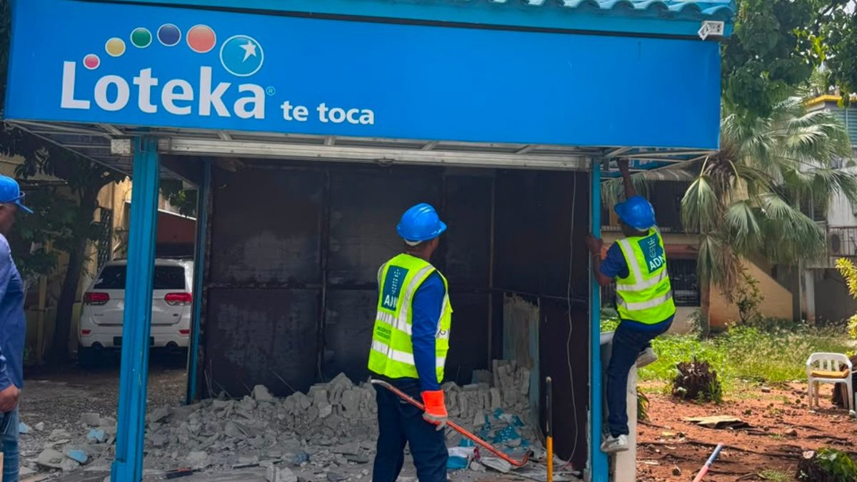Personal de la Alcaldía del DN retira una banca de lotería en área verde de la avenida Jiménez Moya