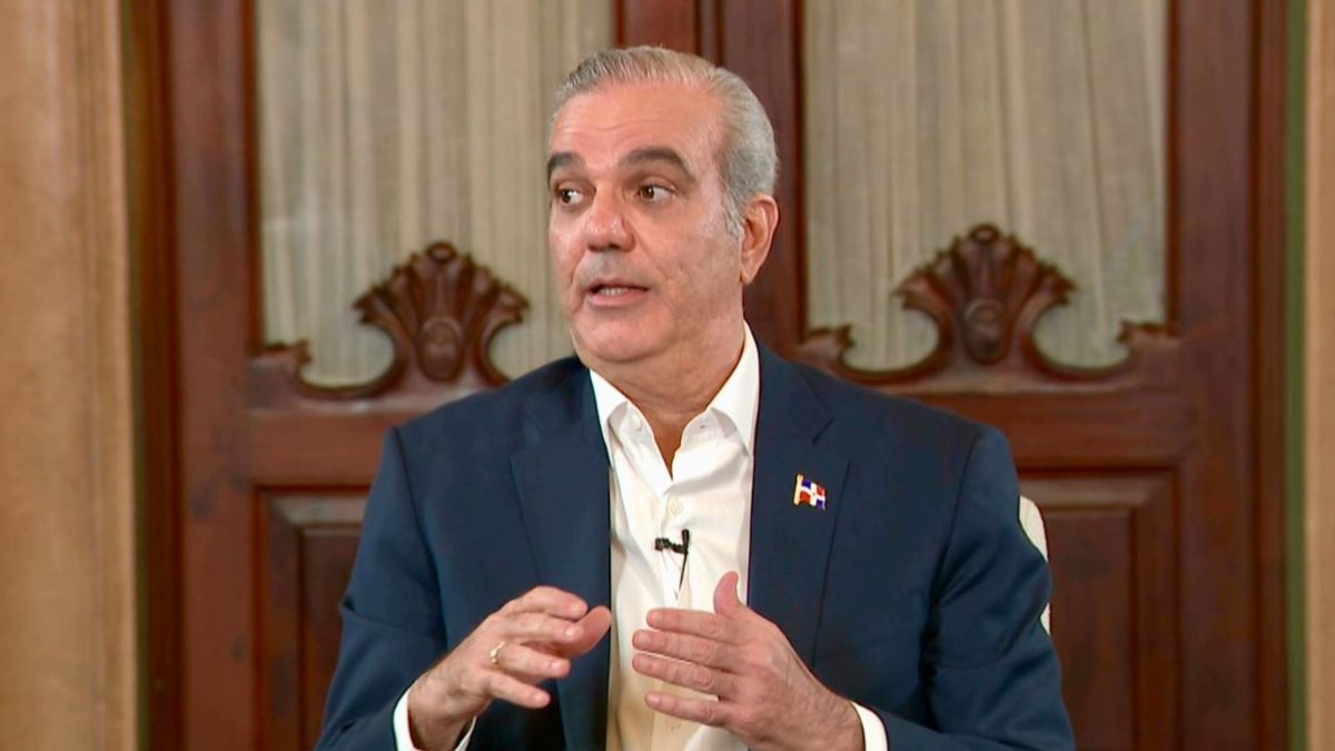 El presidente Luis Abinader durante acto oficial sobre gestion de residuos solidos en Santo Domingo