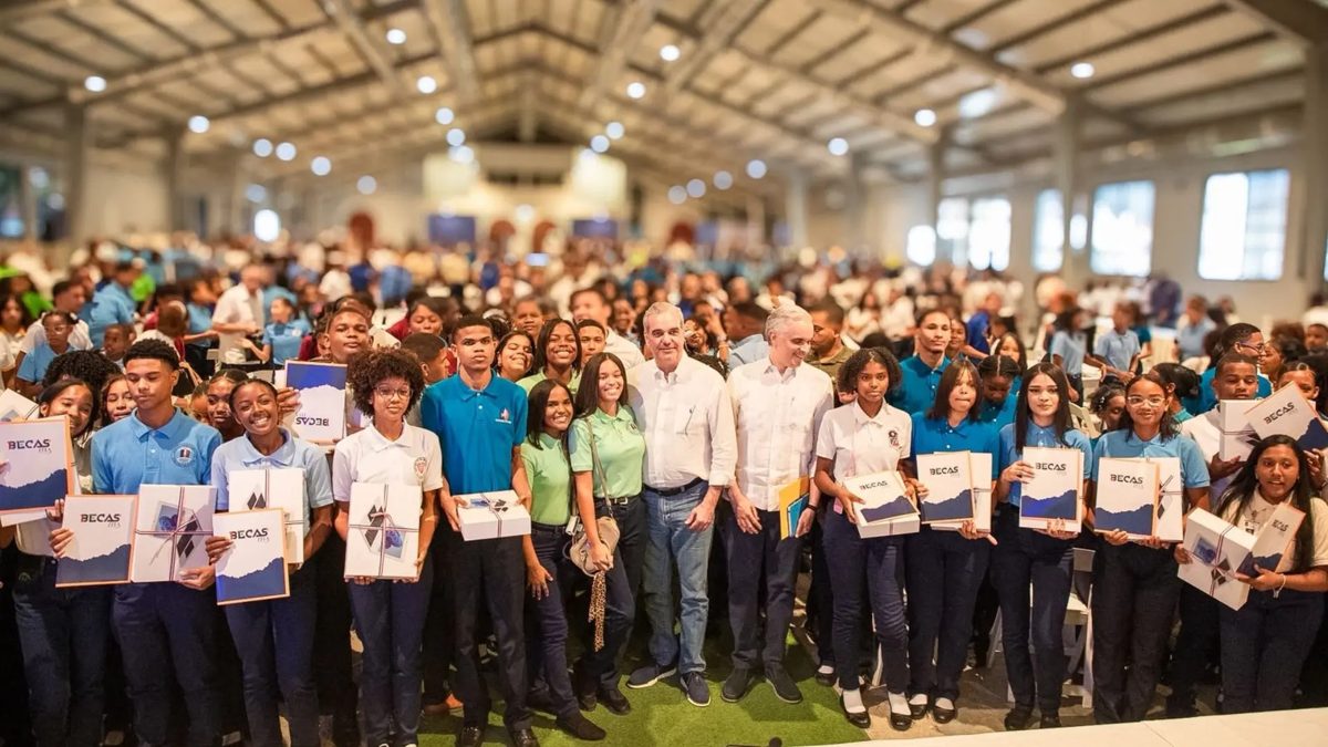 Presidente Luis Abinader conversando con estudiantes en el Instituto Politécnico Loyola de San Cristóbal