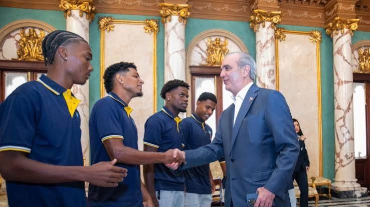 El presidente Luis Abinader recibe a directivos y jugadores del Salcedo FC en el Palacio Nacional