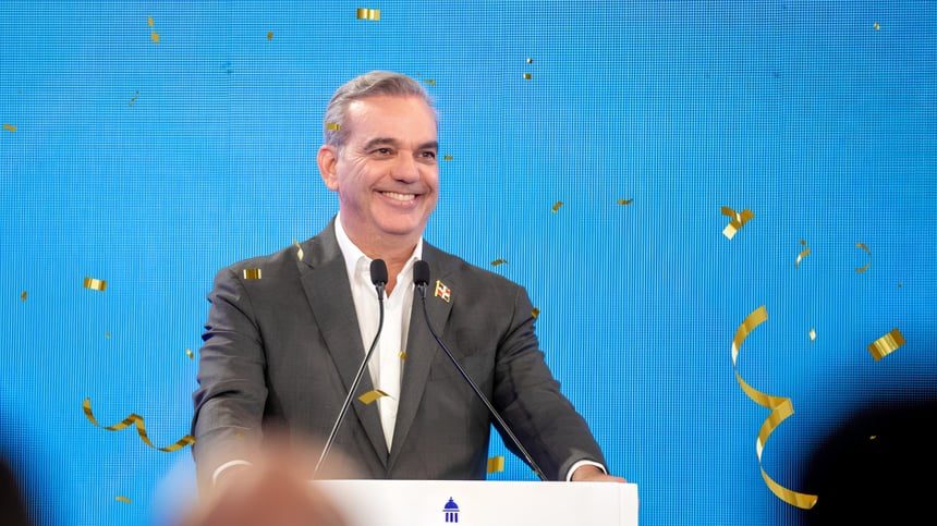 El presidente Luis Abinader durante una entrevista televisiva frente a periodistas