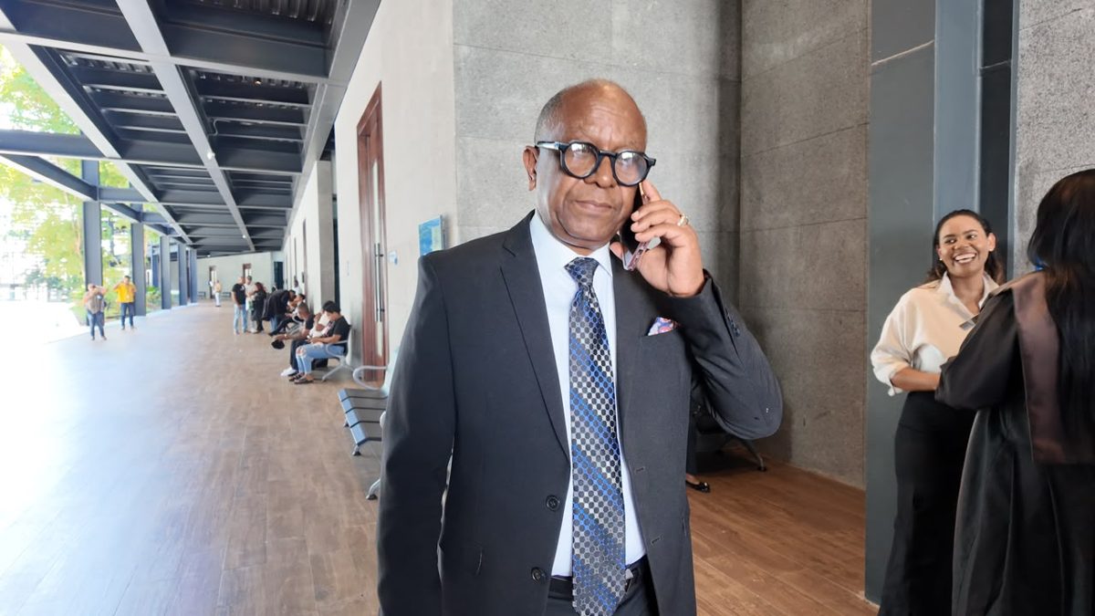 Abogado Cándido Simón llega a la Ciudad Judicial de Santo Domingo Este para audiencia del caso Julián Oro Duro