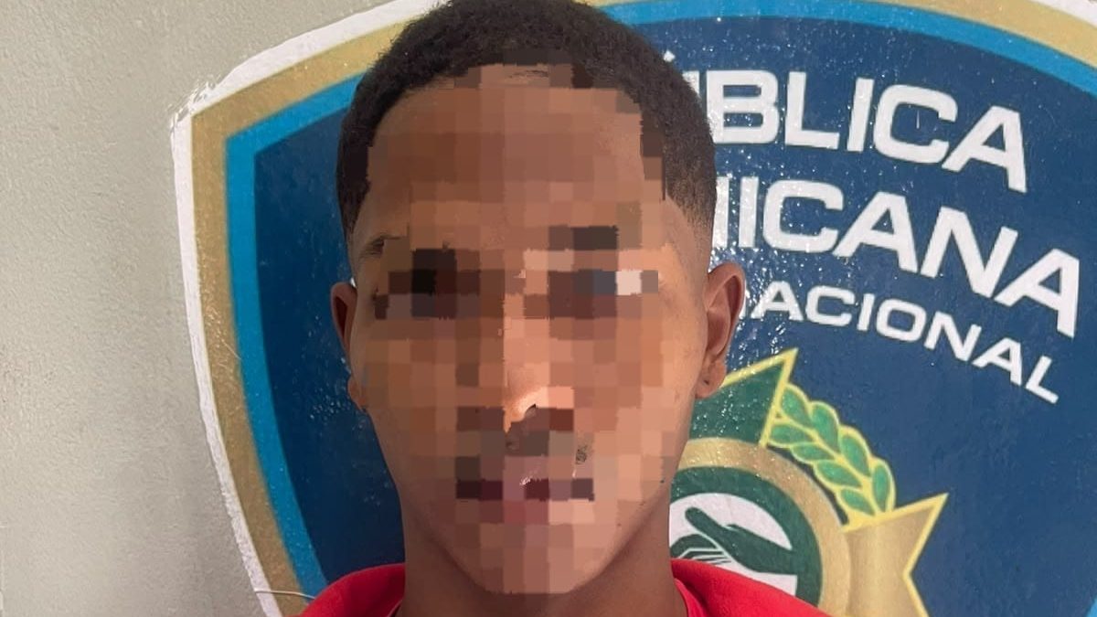 Agentes de la Policía Nacional de Dajabón durante el arresto de un hombre acusado de abuso sexual contra una adolescente de 13 años