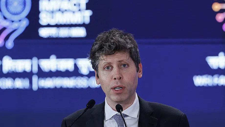 Pantalla con el logo de OpenAI frente a edificio federal del gobierno de Estados Unidos