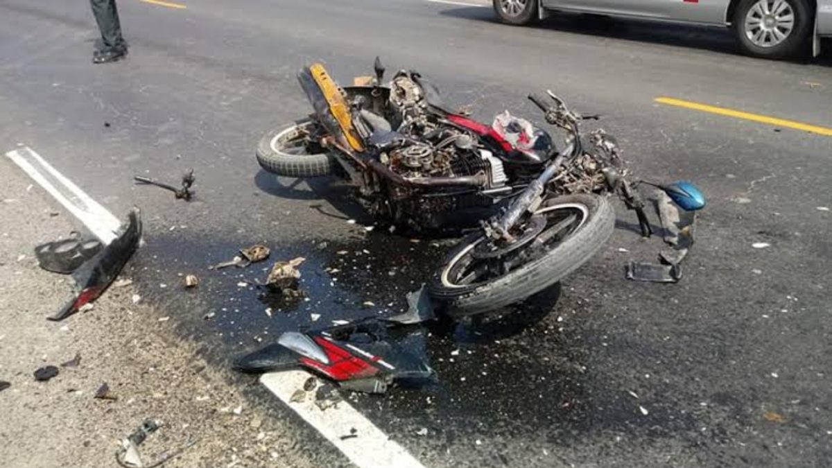 Motocicleta accidentada en la calle Las Damas, sector Brisas del Este, tras choque con camión tipo volteo