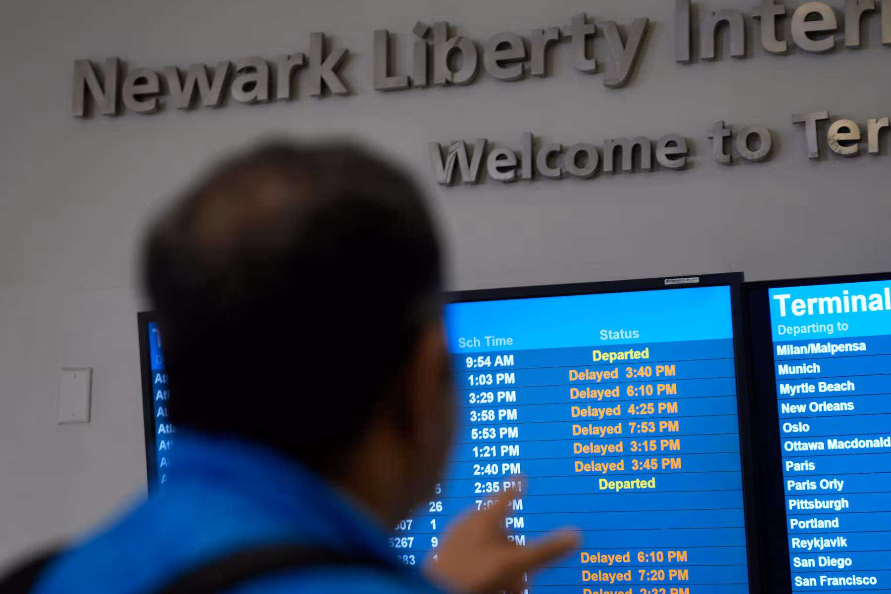 Autobús lanzadera accidentado contra barrera de hormigón en Terminal B del aeropuerto de Newark Liberty