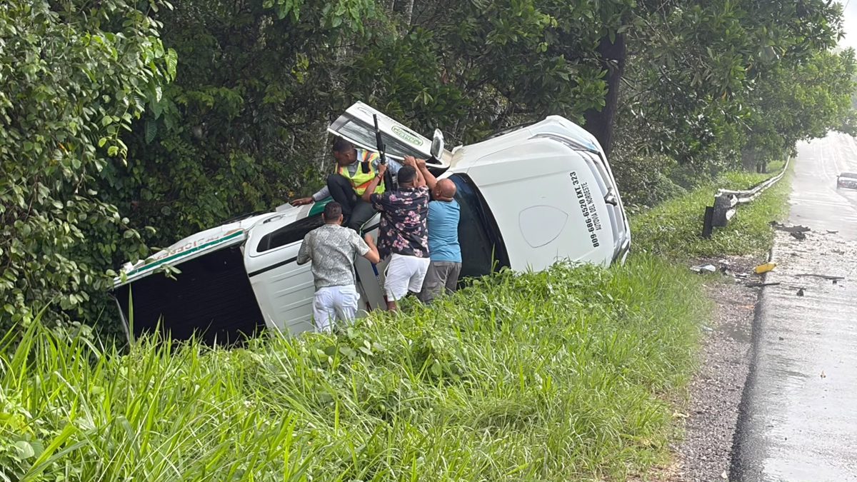 Vehículos accidentados en la Autovía del Nordeste con unidad de la Digesett involucrada en la colisión