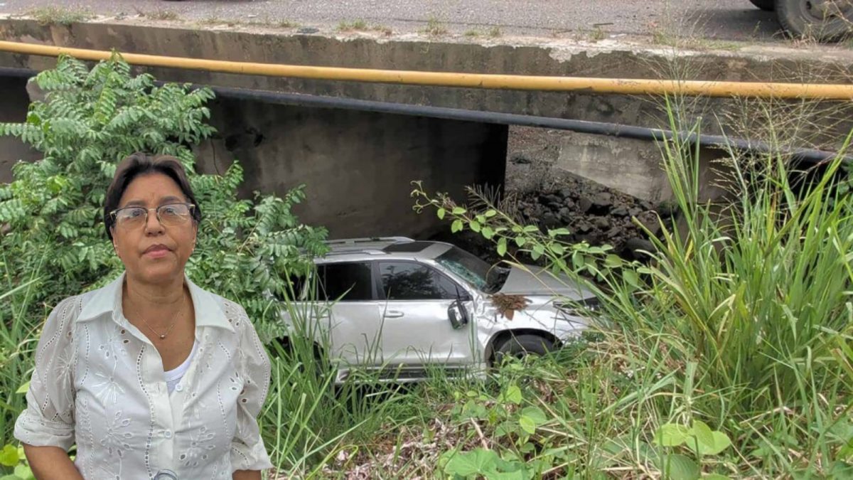 Yipeta oficial de la gobernadora de Dajabón accidentada debajo del puente de Bánica tras colisión con camión