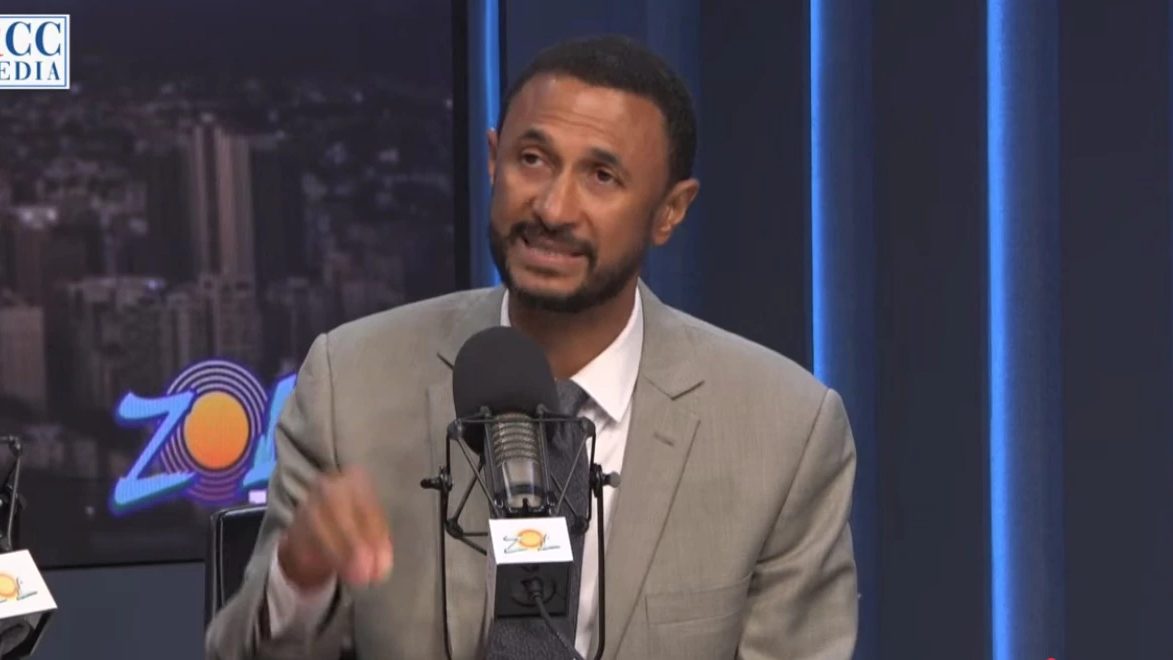 Neurocirujano dominicano explicando síntomas de accidente cerebrovascular ante cámara de televisión