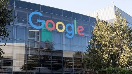 Gráfica en rojo mostrando la caída de las acciones de Alphabet en la bolsa de valores de Nueva York