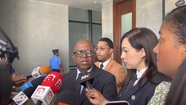 Abogado Cándido Simó ofrece declaraciones a la prensa sobre el caso de Julián Oro Duro y Zeneida Castillo
