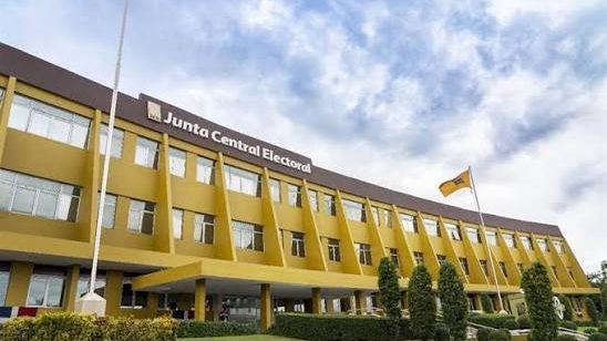 Ciudadano recibiendo un acta de nacimiento en una oficialía del estado civil de la JCE en República Dominicana