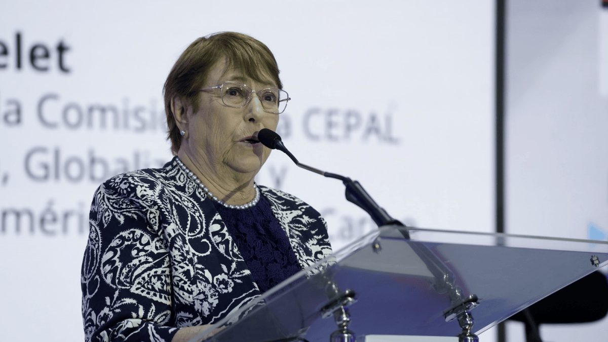 Michelle Bachelet en el podio durante el 41 período de sesiones de la CEPAL en Santiago de los Caballeros, República Dominicana
