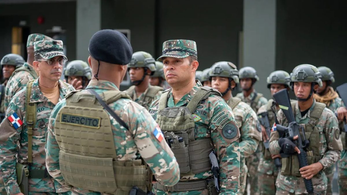 Comandante General Jimmy Arias Grullón inspecciona puestos fronterizos en el sur de República Dominicana