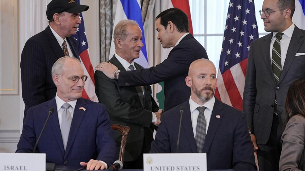 Funcionarios diplomáticos de Estados Unidos, Líbano e Israel en reunión en el Departamento de Estado en Washington