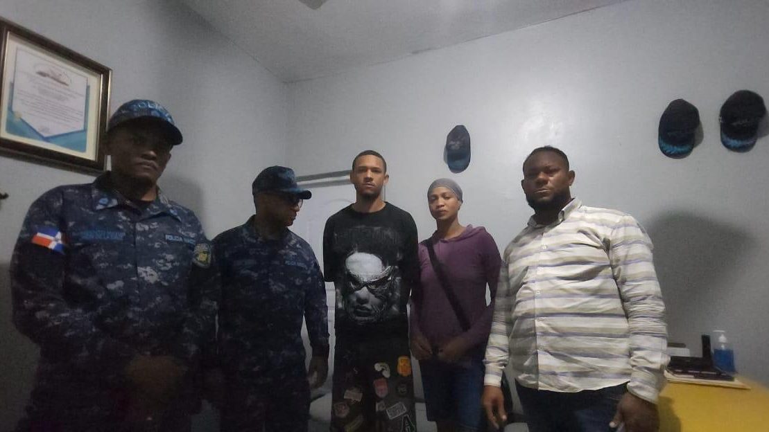 Jean Luis Peña, joven acusado de robo, acompañado de sus padres frente a una unidad policial en Santiago, República Dominicana