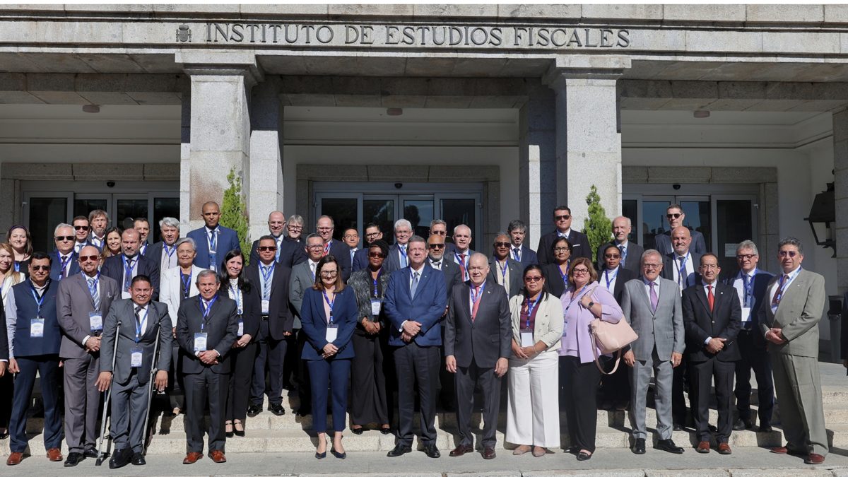 Pedro Urrutia Sangiovanni en el podio del Segundo Encuentro de Administradores Tributarios del CIAT en Madrid