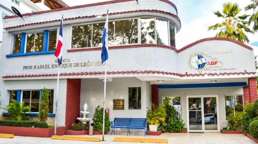 Maestros de la ADP reunidos en la Casa Nacional del gremio en Santo Domingo para anunciar reducción de horarios escolares