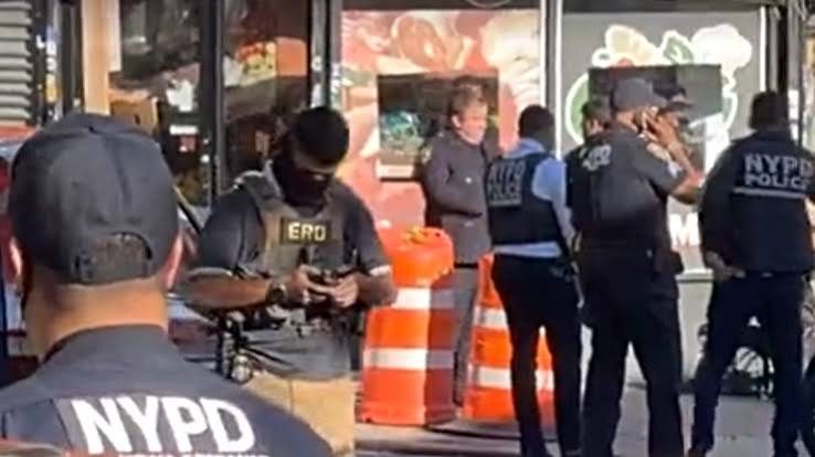 Agentes de ICE en un operativo migratorio en el Bronx, Nueva York, cerca de un vehículo