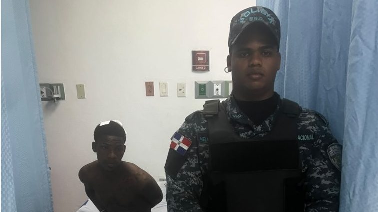 Agentes de la Policía Nacional en operativo de arresto en Villa Mella, Santo Domingo Norte