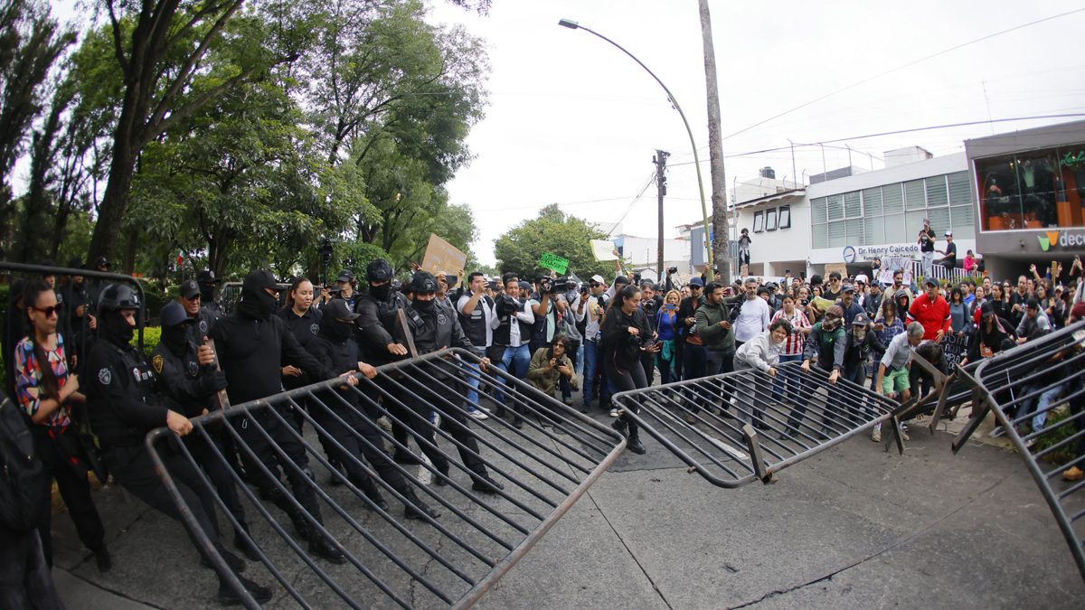 Miles de manifestantes marchan por las calles de Guadalajara exigiendo agua limpia y alerta sanitaria