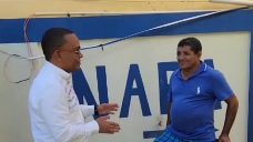 Alcalde de Guayabal Hipólito Cabral frente a instalaciones de INAPA en Azua durante reclamo por falta de agua potable