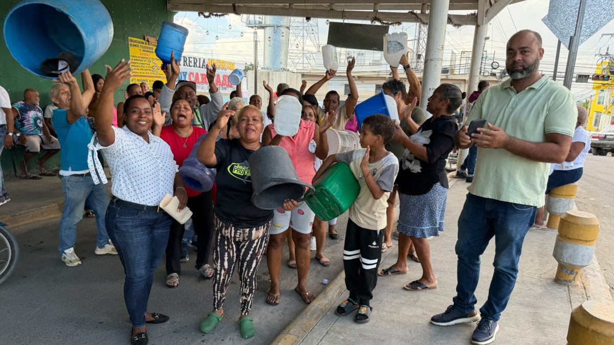Residentes de Los Alcarrizos protestando en el Puente Blanco por la falta de agua potable ante la CAASD
