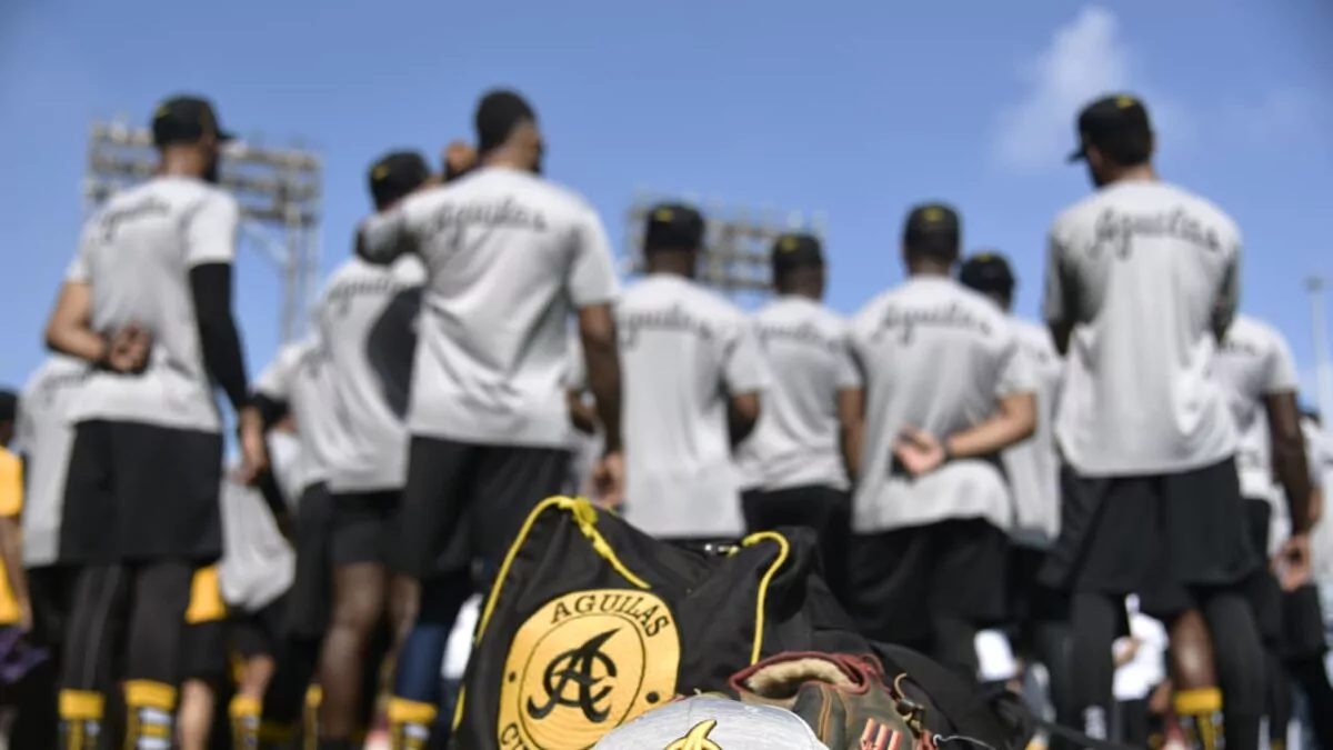 Jugadores de las Águilas Cibaeñas en el Estadio Cibao durante un partido de LIDOM