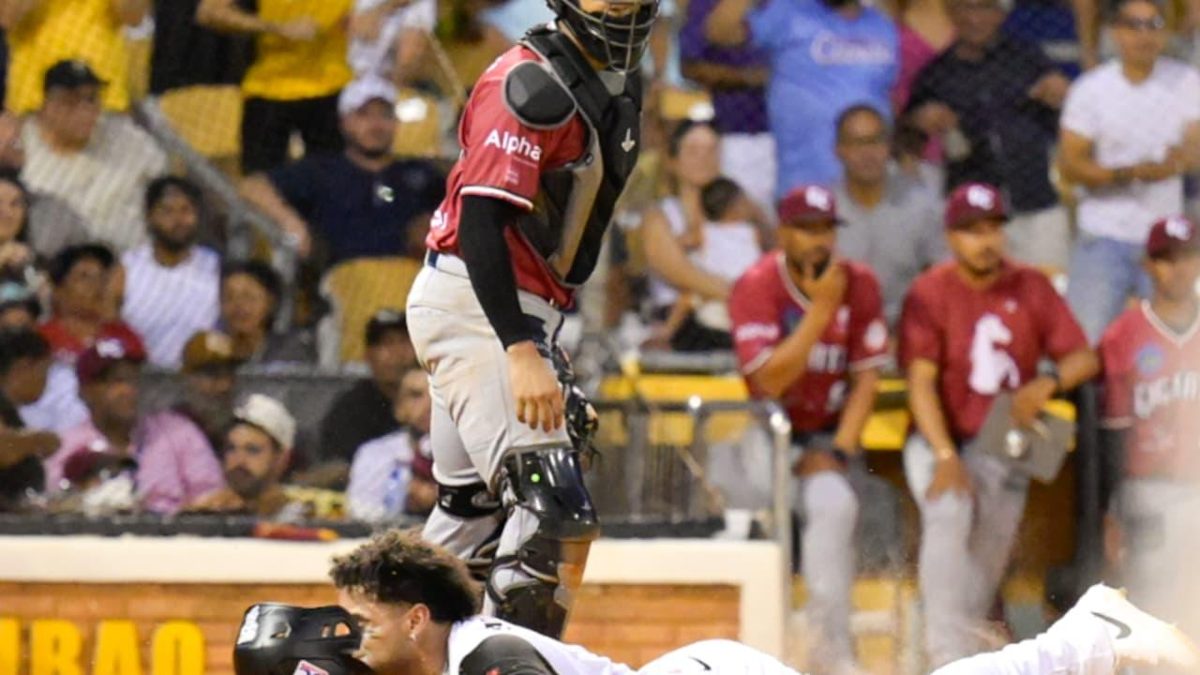 Jugadores de las Águilas Cibaeñas celebrando victoria 4-1 sobre los Gigantes del Cibao en el estadio Cibao