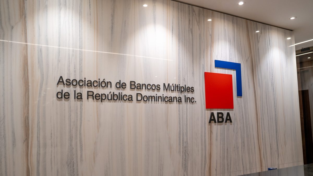 Edificios de bancos múltiples en Santo Domingo, República Dominicana, con billetes dominicanos en primer plano