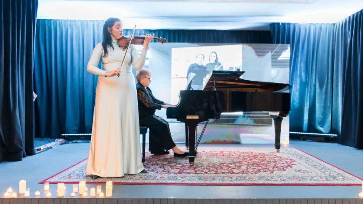 Violinista Aisha Syed tocando en la Sala Aida Bonnelly de Díaz del Teatro Nacional Eduardo Brito en Santo Domingo