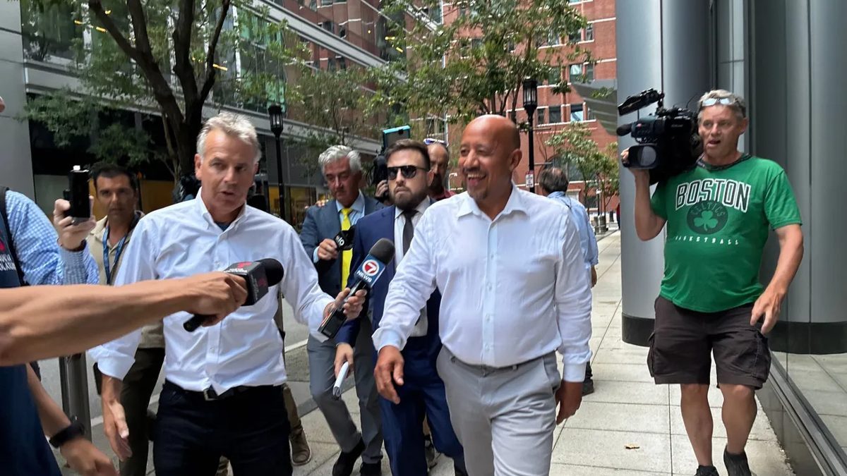 Brian DePeña, alcalde de Lawrence Massachusetts, saliendo del tribunal federal tras comparecencia por cargos de fraude y lavado de dinero
