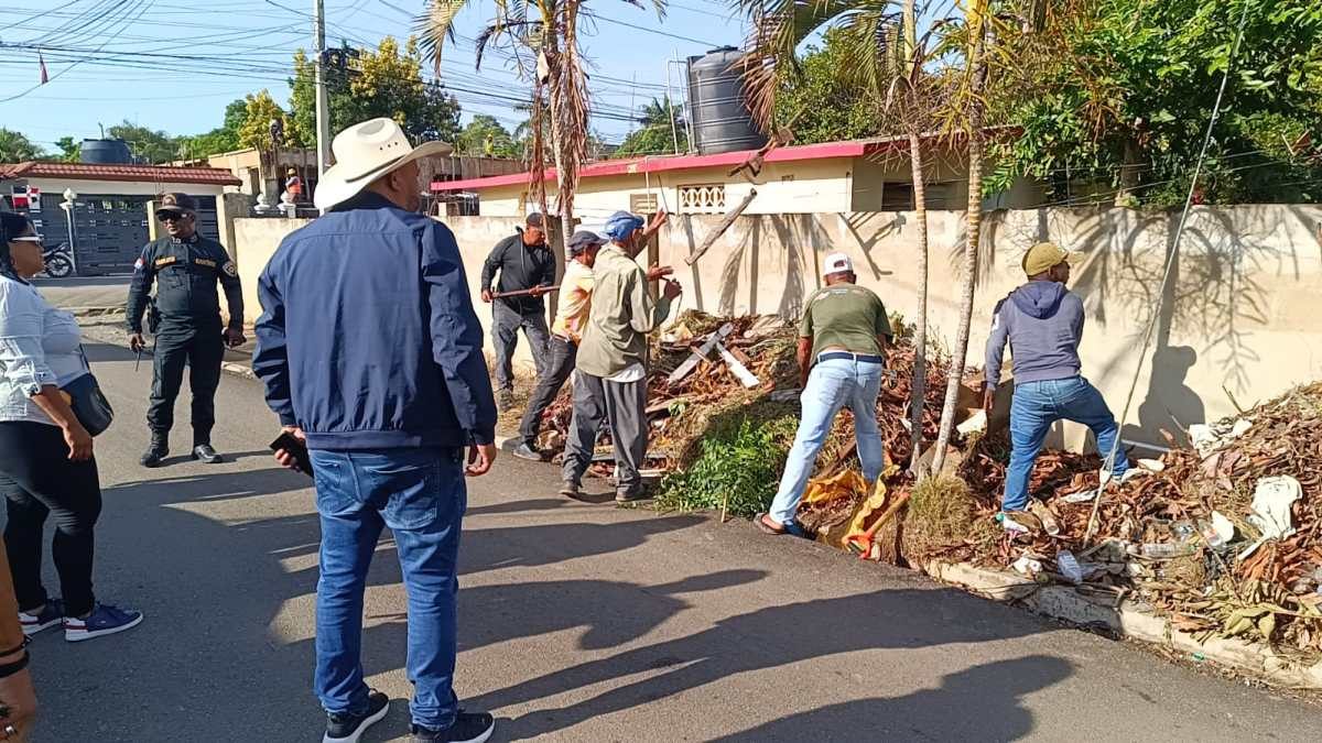 Alcalde Santiago Riverón junto a brigadas de limpieza frente a desechos en acera del sector Plaza Beller, Dajabón