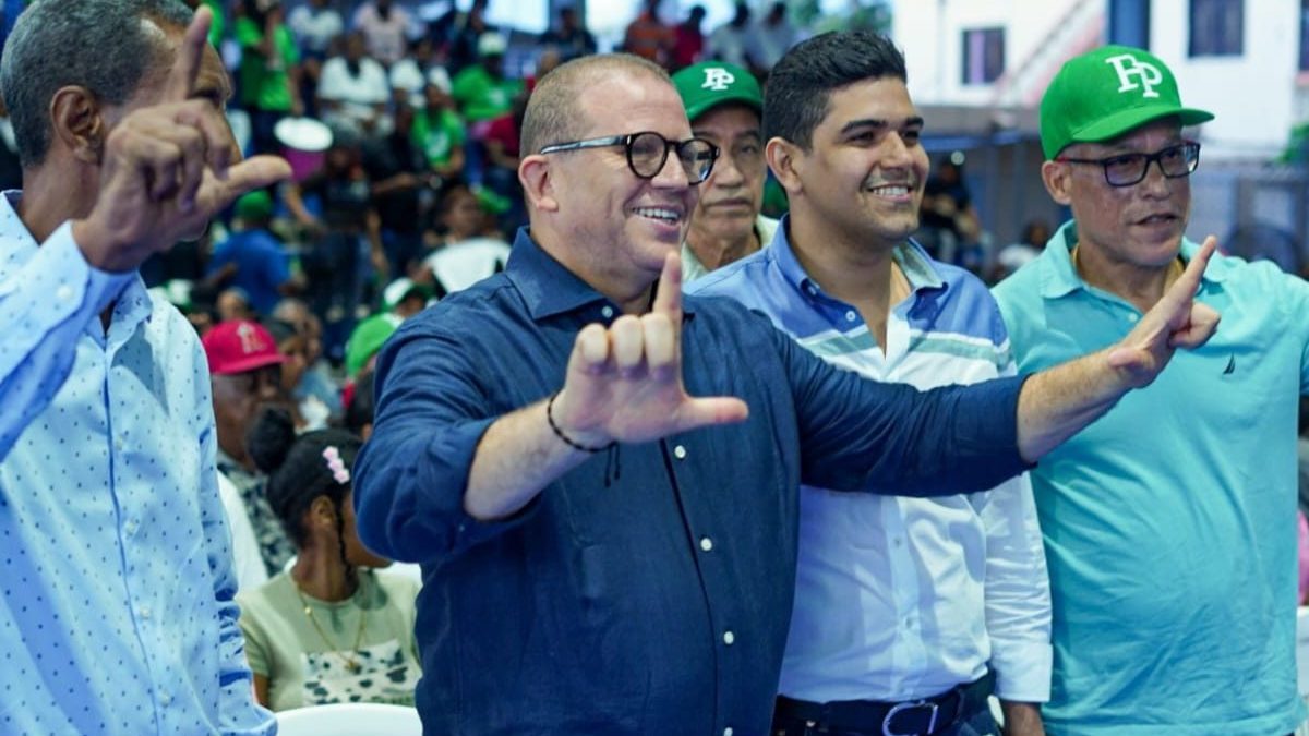 Diputado Rafael Castillo en asamblea política de la Fuerza del Pueblo en el polideportivo de Villa Carmen, Santo Domingo Este