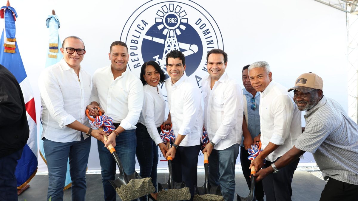 Wellington Arnaud, director del INAPA, da el primer palazo del alcantarillado sanitario de El Córbano en San Juan