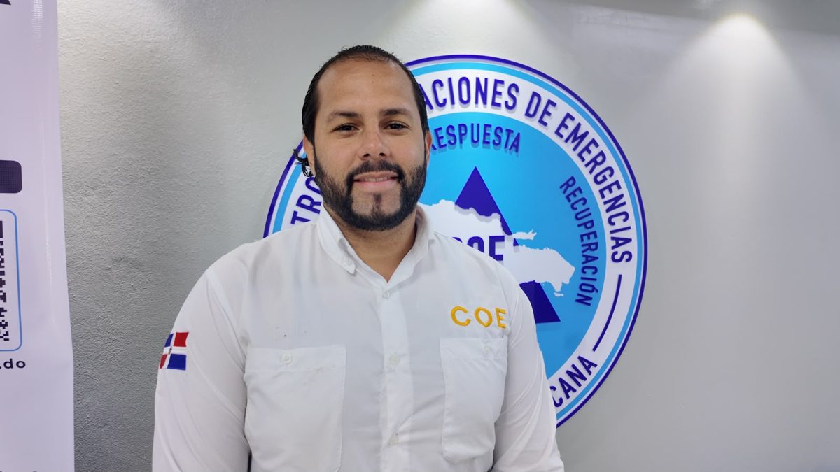 Río con crecida por lluvias de vaguada en República Dominicana con cielo nublado y gris