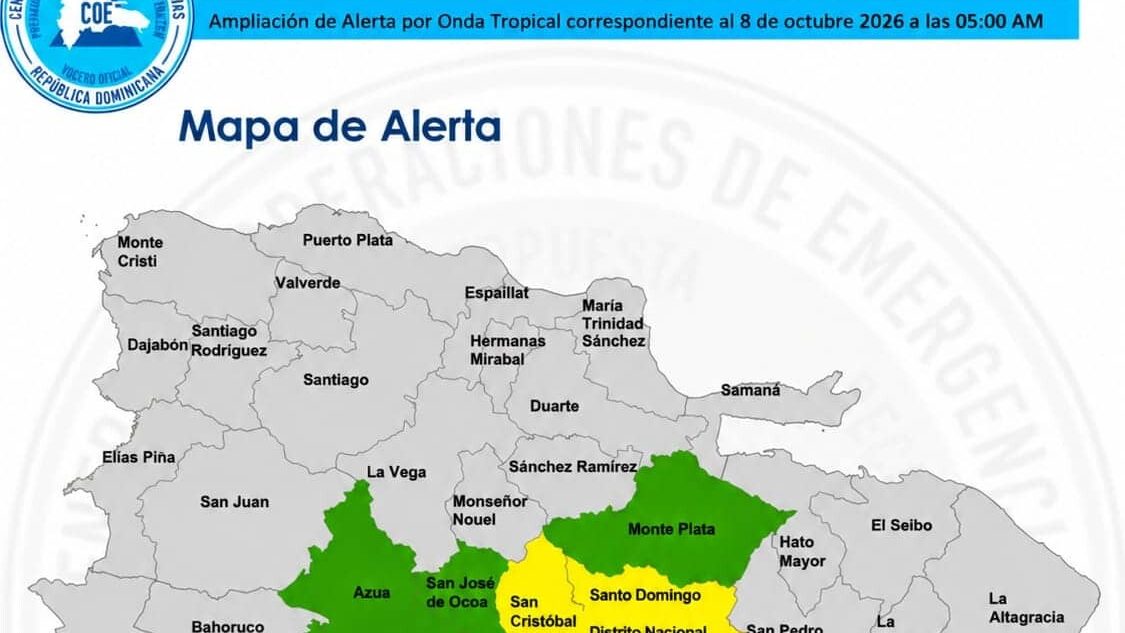 Calle inundada en Santo Domingo por lluvias de onda tropical mientras el COE activa alerta amarilla