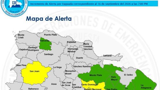 Funcionarios del COE revisando mapa de alertas meteorológicas en República Dominicana por vaguada