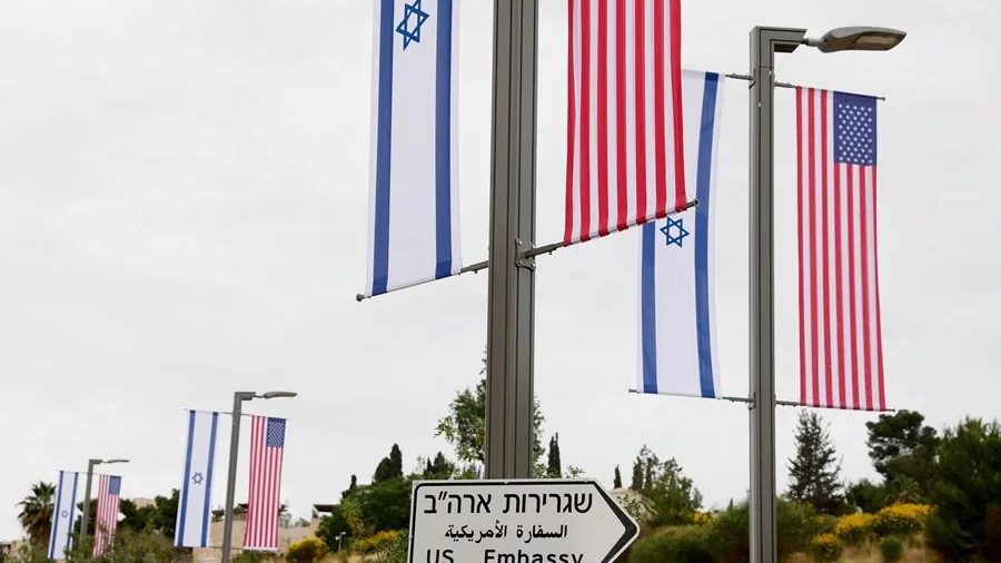 Sede de la Embajada de Estados Unidos en Israel con bandera estadounidense ondeando