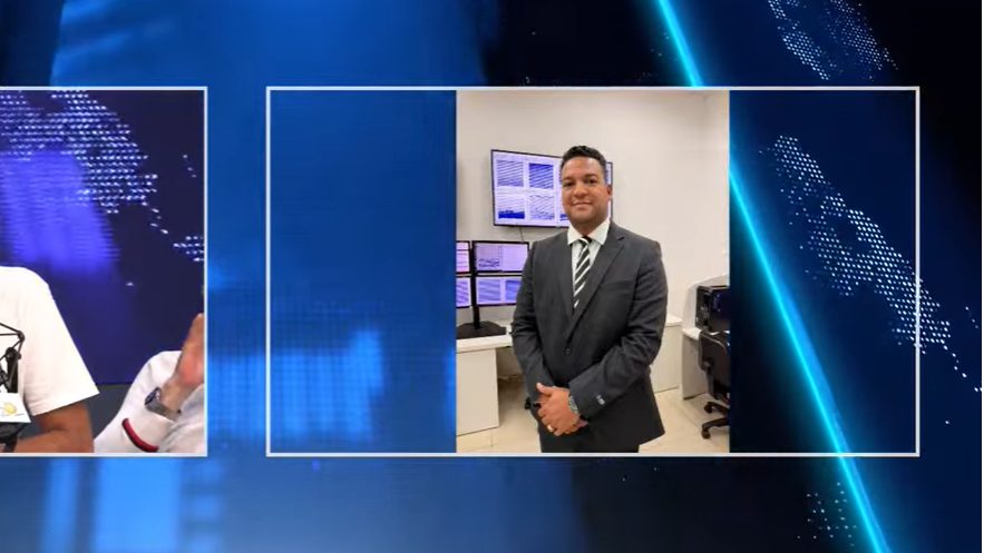 Jotin Leonel Collado, director del Centro Nacional de Sismología de la UASD, explicando el sistema de alerta sísmica en celulares