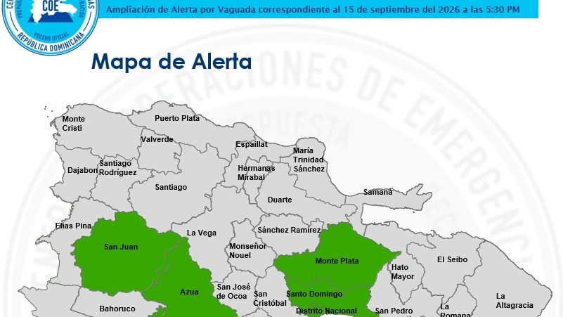Funcionarios del COE revisando mapas meteorológicos durante alerta verde por vaguada en República Dominicana