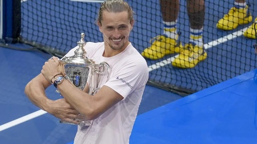 Alexander Zverev celebra su título en el US Open 2026 tras vencer a Ben Shelton en el Arthur Ashe Stadium de Nueva York