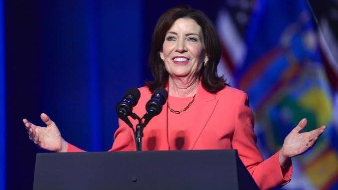 Gobernadora Kathy Hochul y alcalde Zohran Mamdani en actividad de campaña en Brooklyn, Nueva York